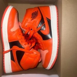Wmns Air Jordan 1 Mid SE “ Rush Orange “